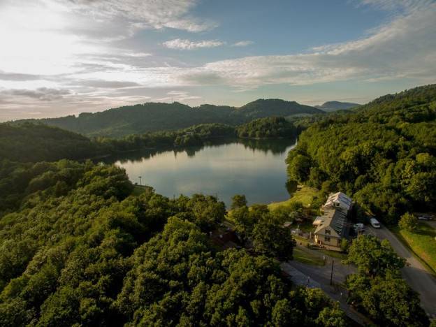 ForRest Glamping: Netradičná dovolenka na brehu jazera v Banskej Štiavnici