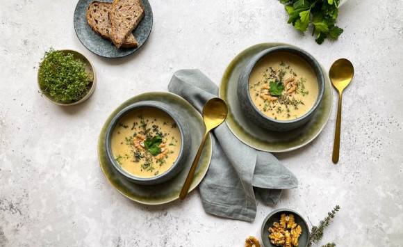 Zelerová polievka s hľuzovkovým olejom