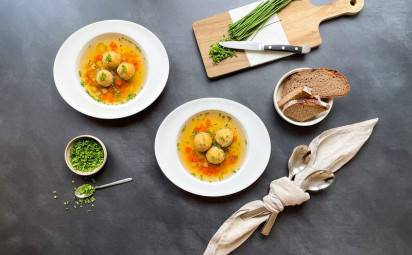 Zeleninová polievka so strúhankovými knedličkami