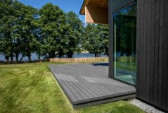 1a. Drevoplastové dosky možno použiť na terasu pri chate (Essential Terrace)_Foto_Deceuninck