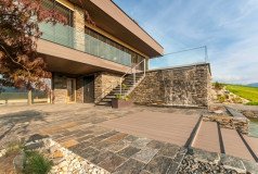 2b Terasu môžete zladiť aj s fasádnym obkladom. Dosky Essential Terrace a fasádny obklad Twinson Premium sú skvelou kombináciou_foto Deceuninck
