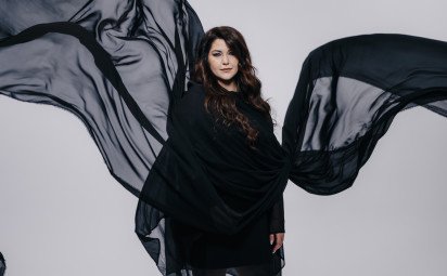 Celeste Buckingham pokračuje v hudobnej ceste naprieč kultúrami