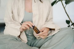 midsection-woman-holding-while-sitting-bed_1048944-8760569