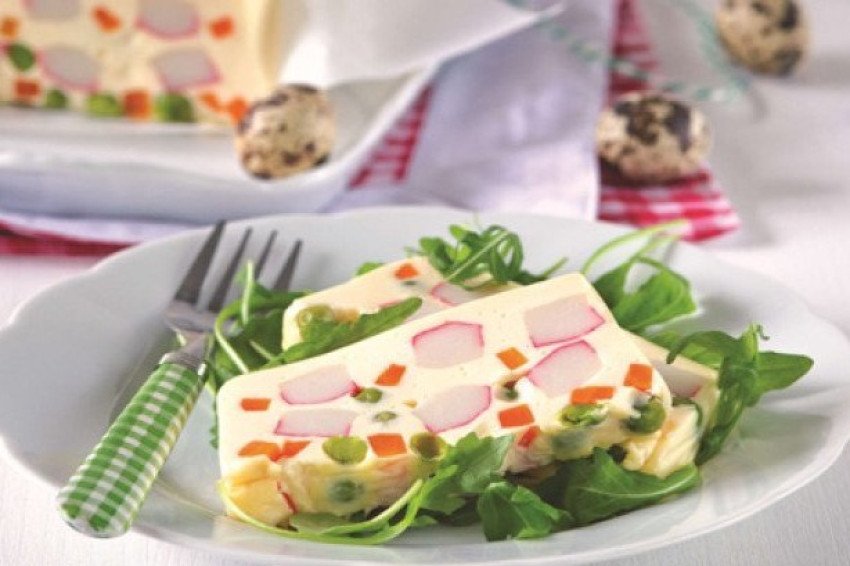 Nevšedná veľkonočná tlačenka so surimi tyčinkami Nevšedná veľkonočná tlačenka so surimi tyčinkami