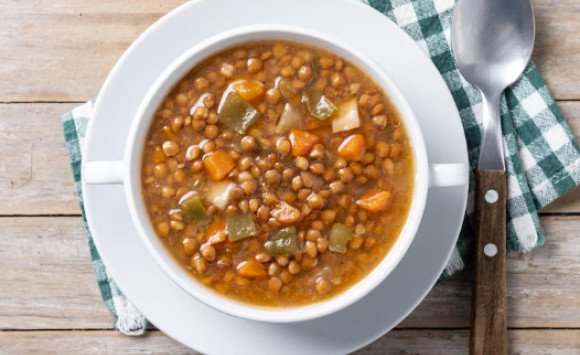 Fazuľová polievka s údeným kolenom