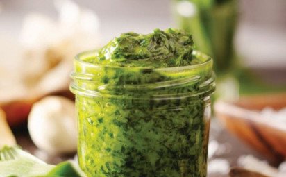 Pesto z medvedieho cesnaku s citrónovou kôrou a orieškami
