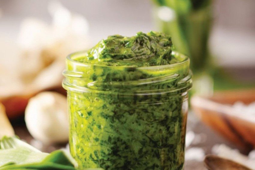 Pesto z medvedieho cesnaku s citrónovou kôrou a orieškami