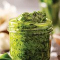 Pesto z medvedieho cesnaku s citrónovou kôrou a orieškami