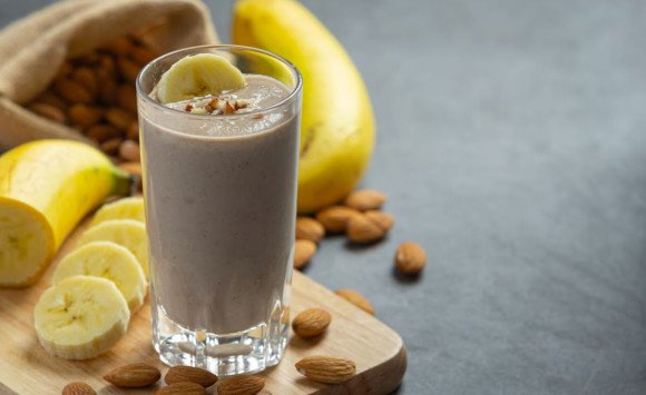Výživný proteínový banánovo-mandľový shake