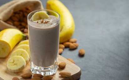 Výživný proteínový banánovo-mandľový shake