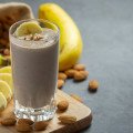 Výživný proteínový banánovo-mandľový shake