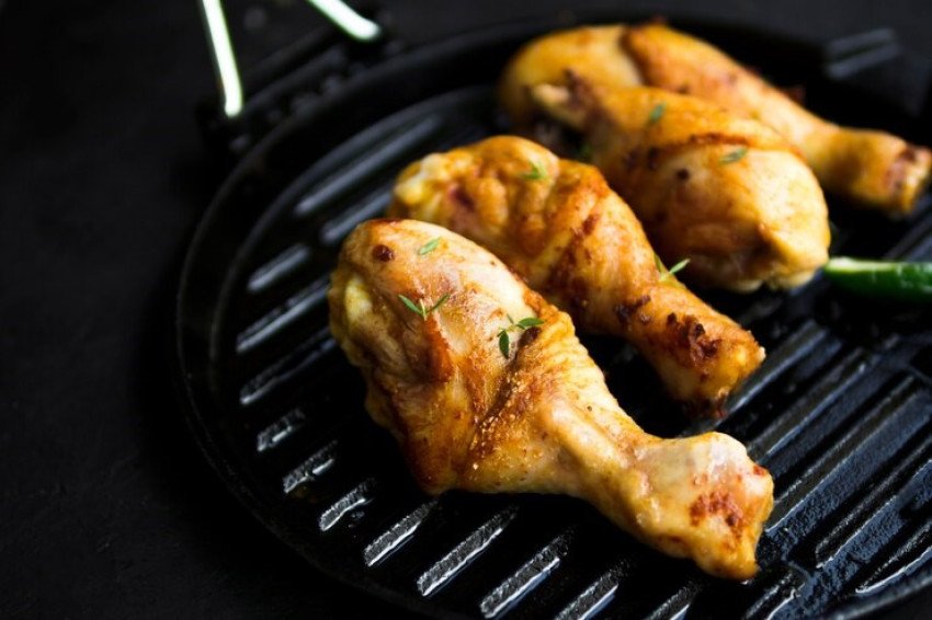 Zdravý, rýchly a chutný recept z teplovzdušnej fritézy: CHRUMKAVÉ KURACIE STEHNÁ