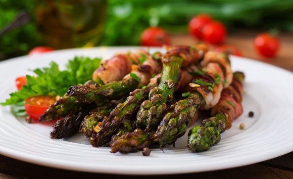 Zdravý, rýchly a chutný recept z teplovzdušnej fritézy: ŠPARGĽA SO SLANINKOU