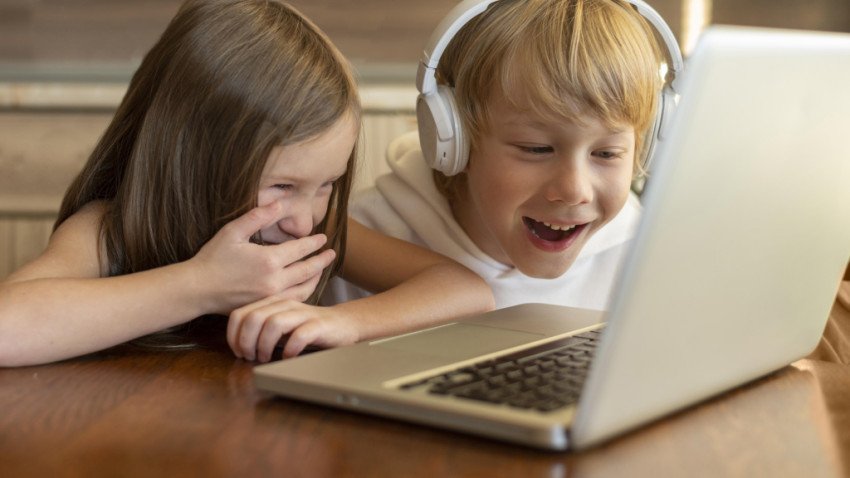 Ochrana detí na internete - aké hrozby na deti číhajú v online svete? Ochrana detí na internete - aké hrozby na deti číhajú v online svete?