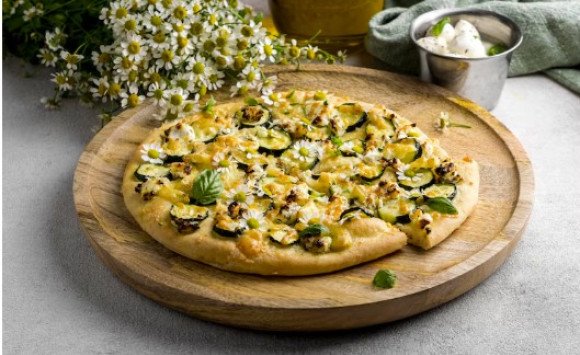 Cuketová pizza so šunkou a olivami