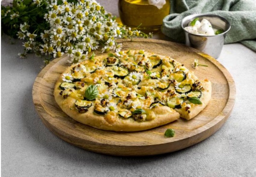Cuketová pizza so šunkou a olivami Cuketová pizza so šunkou a olivami