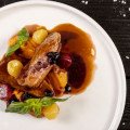 Pečené kačacie prsia s marinovanou medovo tymianovou cviklou