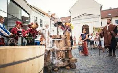 TRADIČNÁ TRNAVSKÁ PREŠOVAČKA OTVORÍ VINÁRSKU SEZÓNU