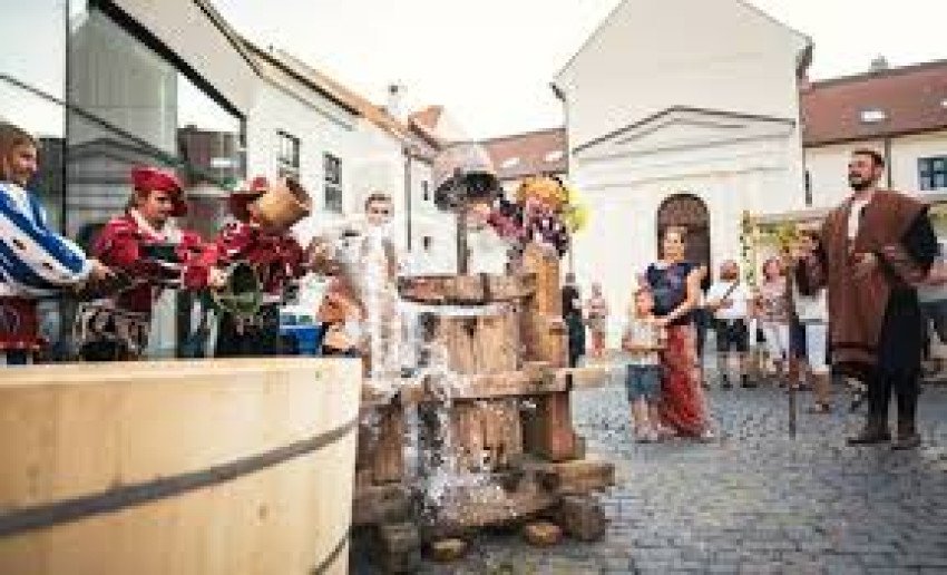 TRADIČNÁ TRNAVSKÁ PREŠOVAČKA OTVORÍ VINÁRSKU SEZÓNU