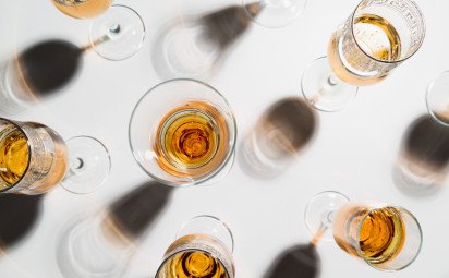 10 mýtov a faktov o alkohole - treba sa pred večierkom najesť mastného?