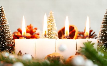 Zaujímavosti o advente - ako vznikla tradícia adventných vencov či bozk pod imelom?