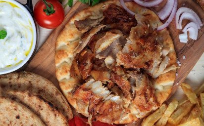 Langoš s gyrosom a tzatziki