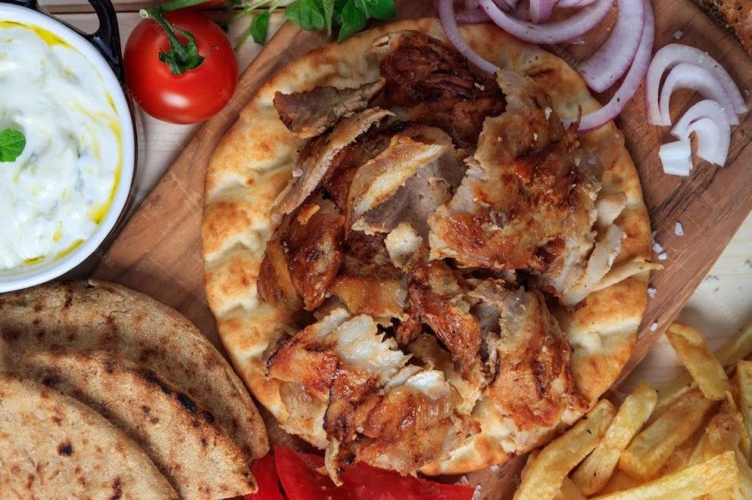 Langoš s gyrosom a tzatziki Langoš s gyrosom a tzatziki