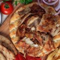 Langoš s gyrosom a tzatziki