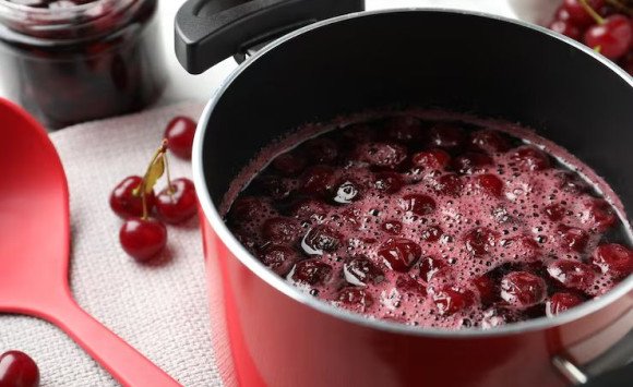 Sladko-kyslá višňová omáčka k mäsu, syrom aj dezertom