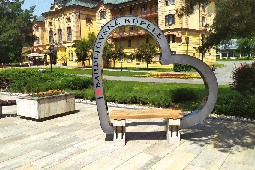 V Bardejovských Kúpeľoch odhalili nový fotopoint v tvare srdca V Bardejovských Kúpeľoch odhalili nový fotopoint v tvare srdca