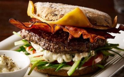 Šťavnatý burger so slaninou a syrom