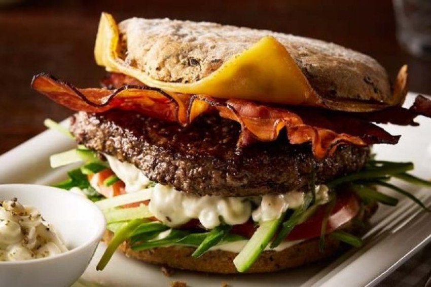 Šťavnatý burger so slaninou a syrom Šťavnatý burger so slaninou a syrom