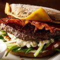 Šťavnatý burger so slaninou a syrom