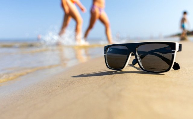 5 vecí, ktoré na dovolenke so slnečnými okuliarmi nikdy nerobte