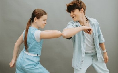 2FACES: Mladé popové duo, ktoré prináša radosť aj odkaz Zahoď starosti