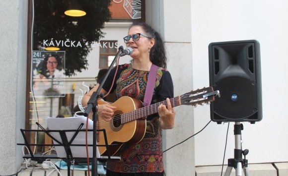 Čo sa deje v Trnave vždy dvadsiateho štvrtého? Mierové posolstvo a koncert na ulici