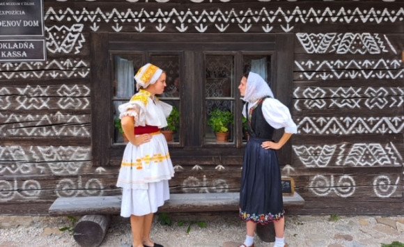 Povedačky na pavlači spestria návštevu Objektov ľudovej architektúry v Čičmanoch