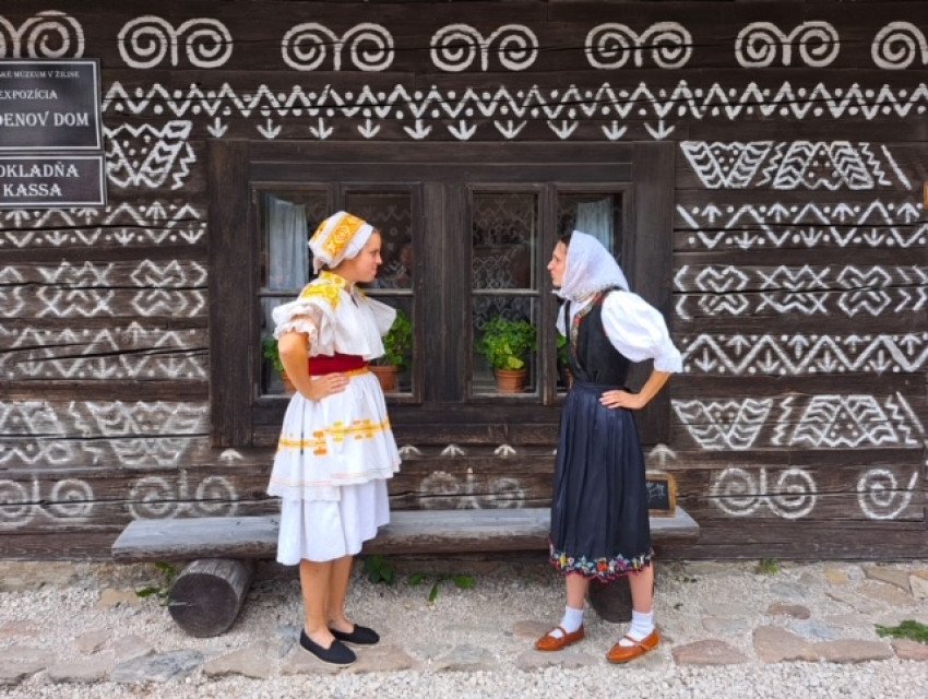 Povedačky na pavlači spestria návštevu Objektov ľudovej architektúry v Čičmanoch Povedačky na pavlači spestria návštevu Objektov ľudovej architektúry v Čičmanoch