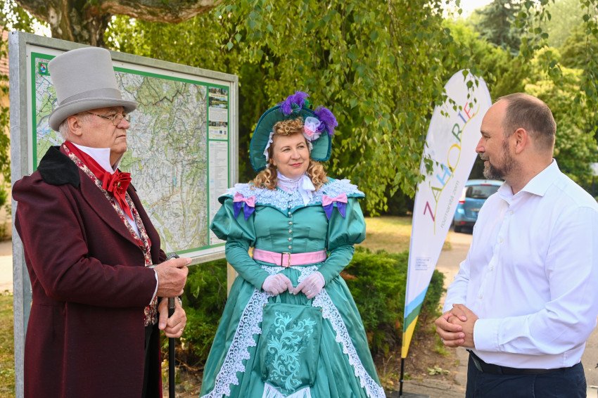 Sprievodcovia v historických kostýmoch predstavia turistom príbeh kúpeľov Smrdáky Sprievodcovia v historických kostýmoch predstavia turistom príbeh kúpeľov Smrdáky