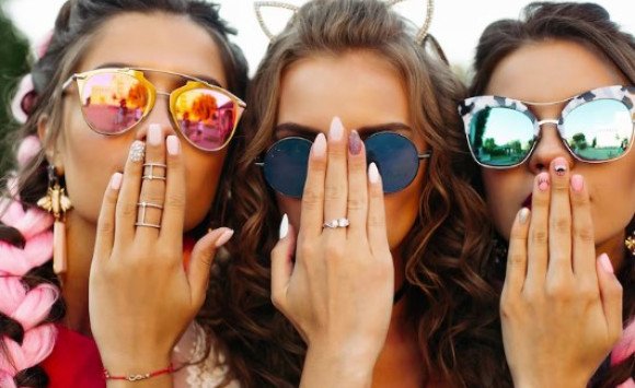 Letná manikúra: Trendy, tipy a inšpirácie pre žiarivé nechty