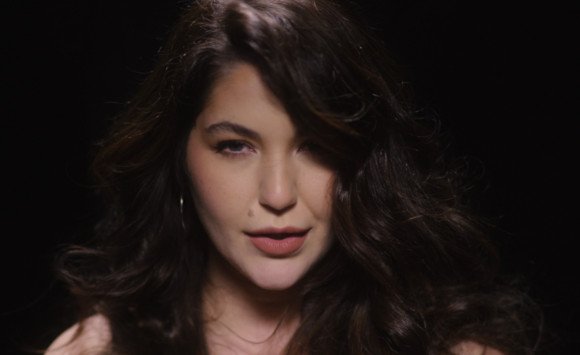 Jemná intimita medzi mužom a ženou v novinke Come Again od Celeste Buckingham