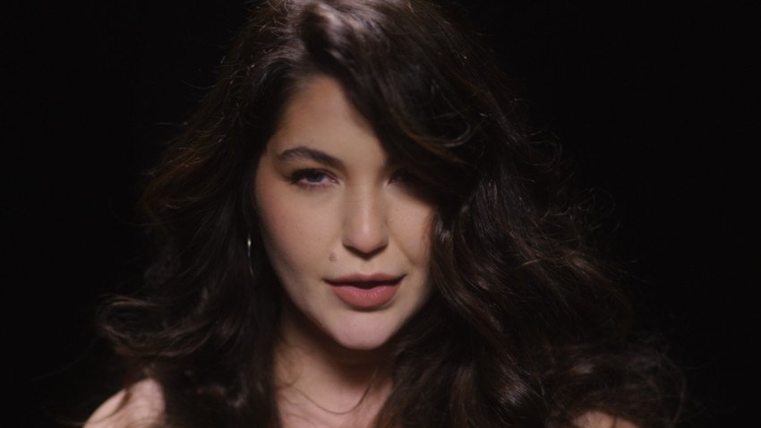 Jemná intimita medzi mužom a ženou v novinke Come Again od Celeste Buckingham