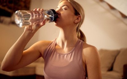 Signály, že pijete príliš málo vody – takto sa prejavuje nedostatok vody v tele