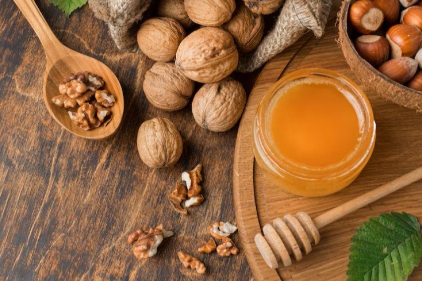 Jesenné pleťové masky: Med, orechový olej a prírodná starostlivosť Jesenné pleťové masky: Med, orechový olej a prírodná starostlivosť