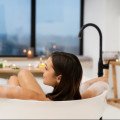 Chladné večery a túžba po teple i upokojení: Užite si horúcu sprchu aj dlhý kúpeľ