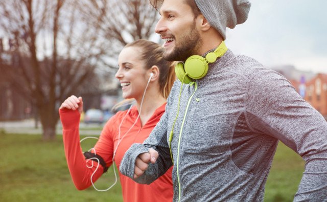 Chemická lotéria na ušiach. Polovica slúchadiel obsahuje problematické prísady