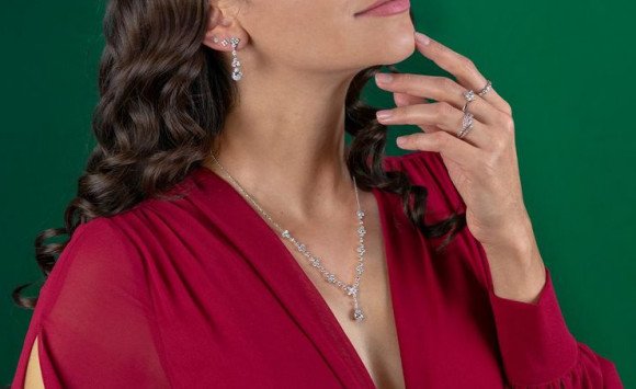 Ako zladiť šperky na ples so svojím outfitom?