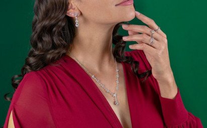 Ako zladiť šperky na ples so svojím outfitom?