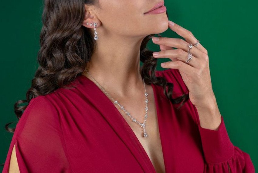 Ako zladiť šperky na ples so svojím outfitom?