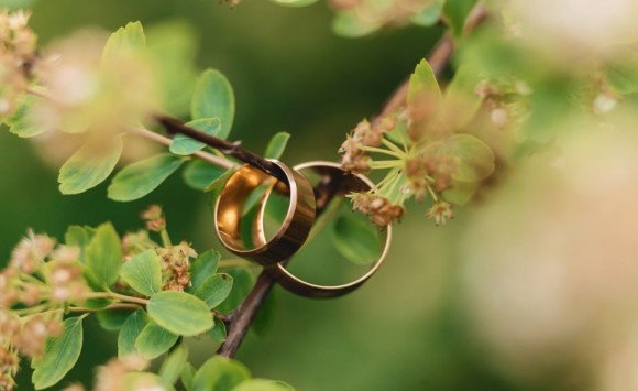 Spečaťte svoju lásku: Ako vybrať svadobné obrúčky na celý život